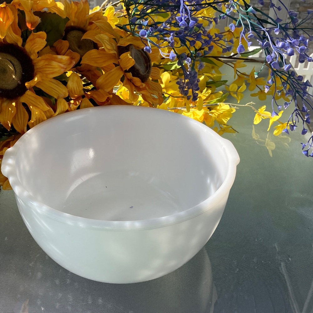 Vintage Large GLASSBAKE For SUNBEAM Milk Glass 2 Quart Mixing Bowl